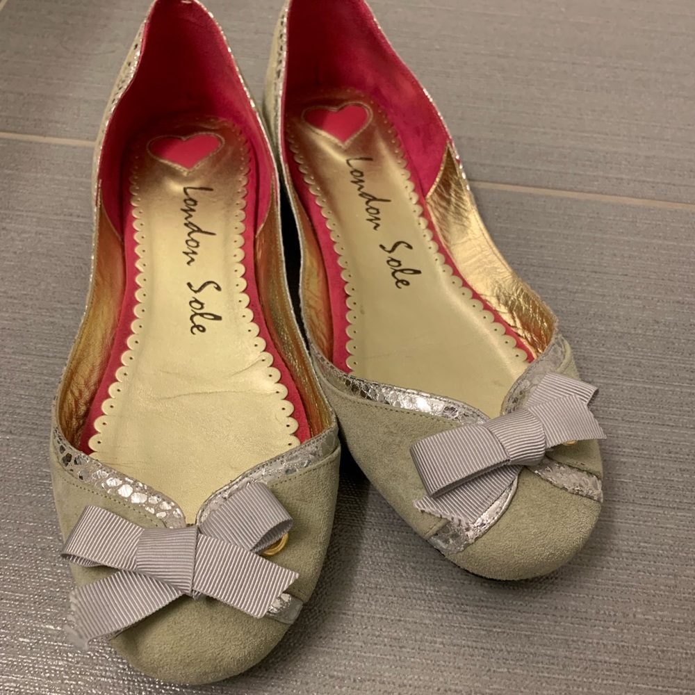 NWOT London Sole suede ballet flat with grosgrain ribbon